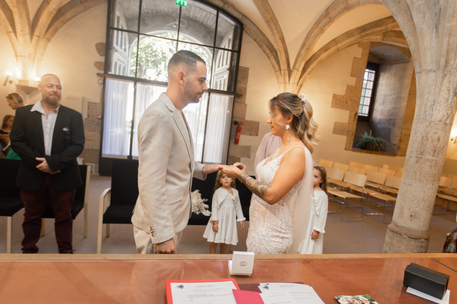 Photographie de mariage civil de Océance et Adrien, réalisée par Pauline Cany, photographe professionnelle à Dijon — cérémonie intime à la mairie de Dijon, suivie d'une séance couple dans le centre-ville historique et à l'escalier Gabriel, lieu emblématique à l'architecture remarquable.