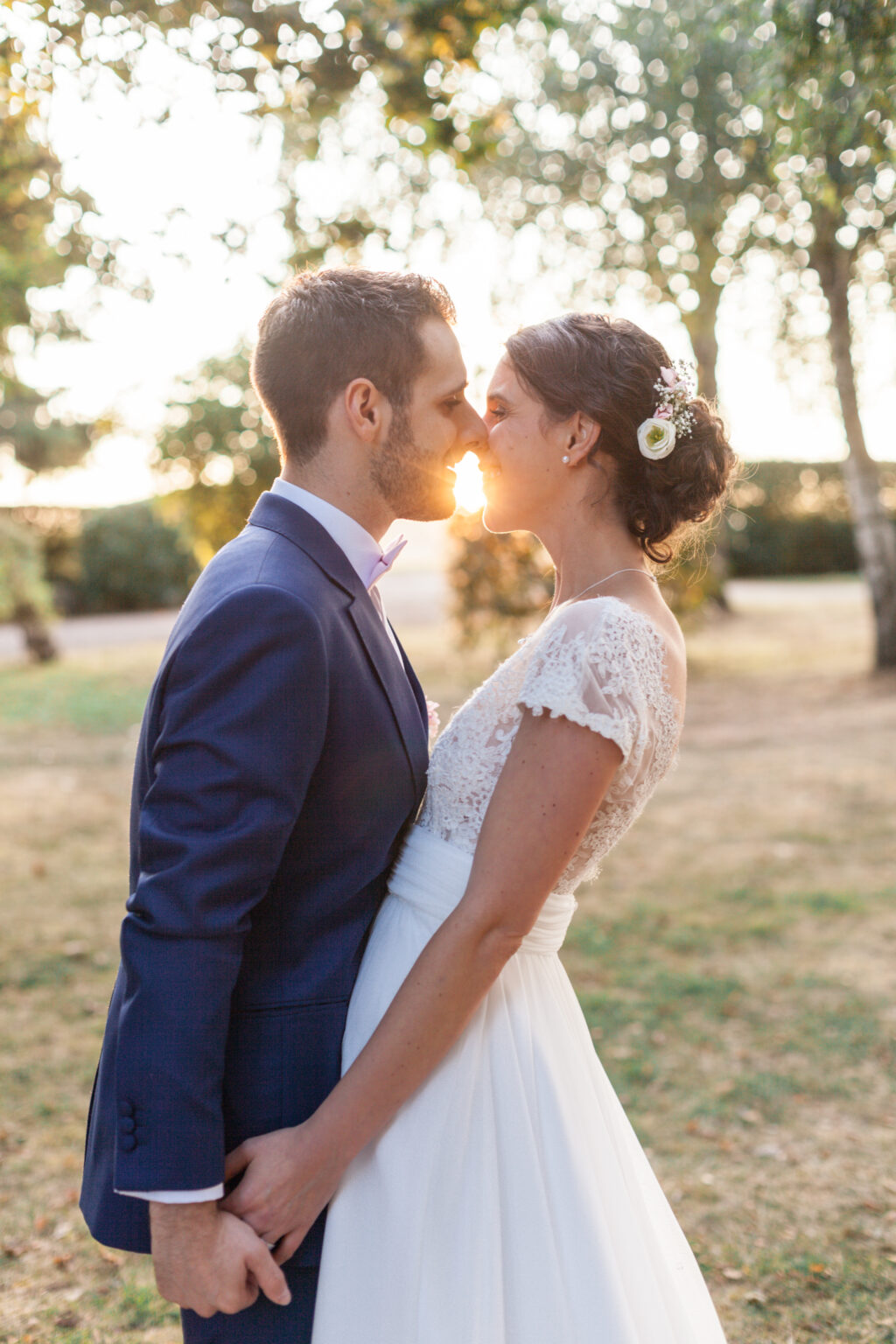 Photographies de mariages réalisées par Pauline Cany, photographe de mariage en Bourgogne — instants authentiques capturés à travers les vignobles, châteaux et villages de charme, entre émotions, lumière naturelle et élégance. Wedding photographs captured by Pauline Cany, fine art wedding photographer in Burgundy — authentic moments through vineyards, romantic châteaux, and charming villages, with a soft light and refined elegance.