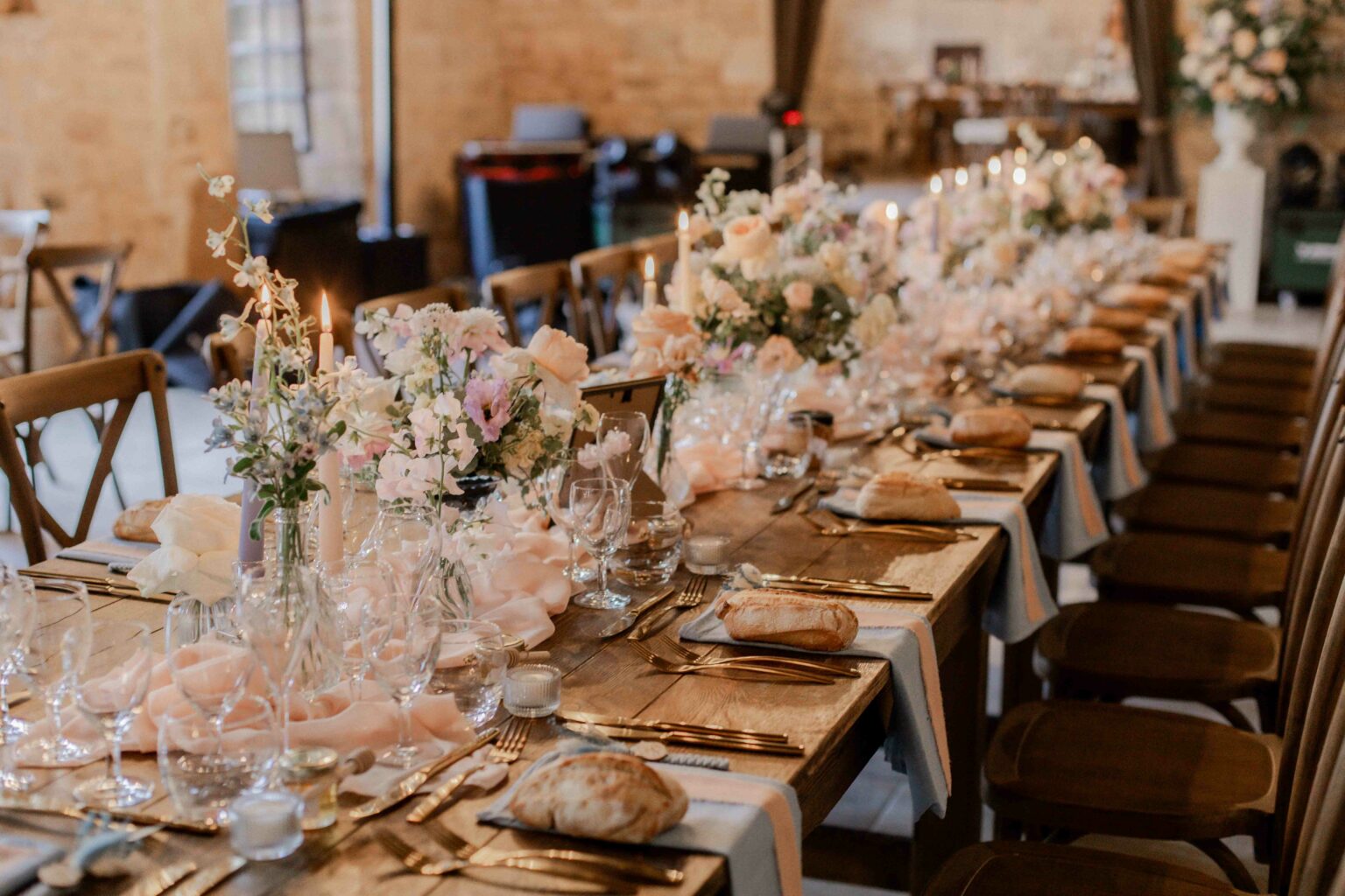 Wedding decoration, decoration de mariage, abbaye du val des choues. Bourgogne Wedding. mariage en bourgogne Photographe professionnel