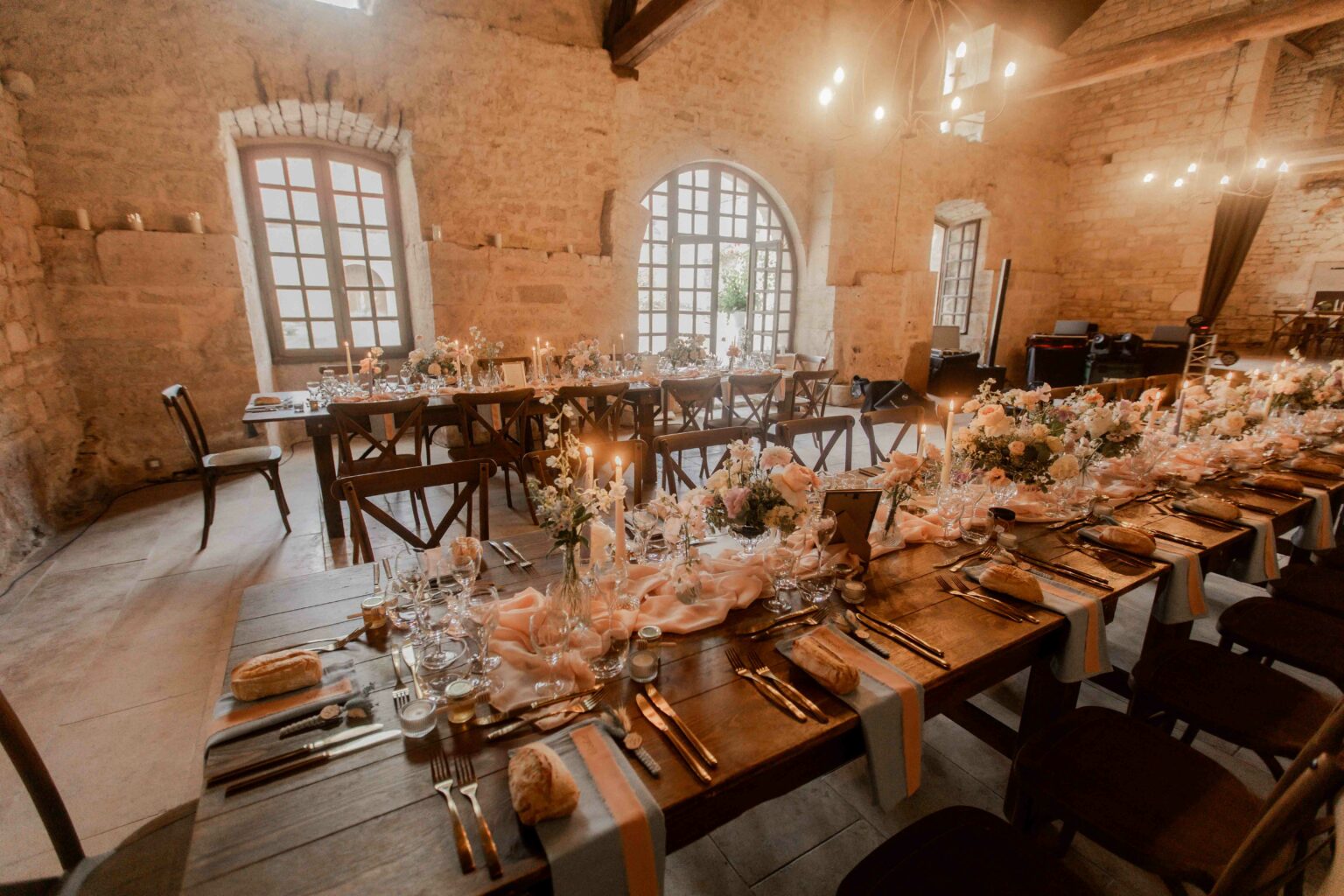 Wedding decoration, decoration de mariage, abbaye du val des choues. Bourgogne Wedding. mariage en bourgogne Photographe professionnel