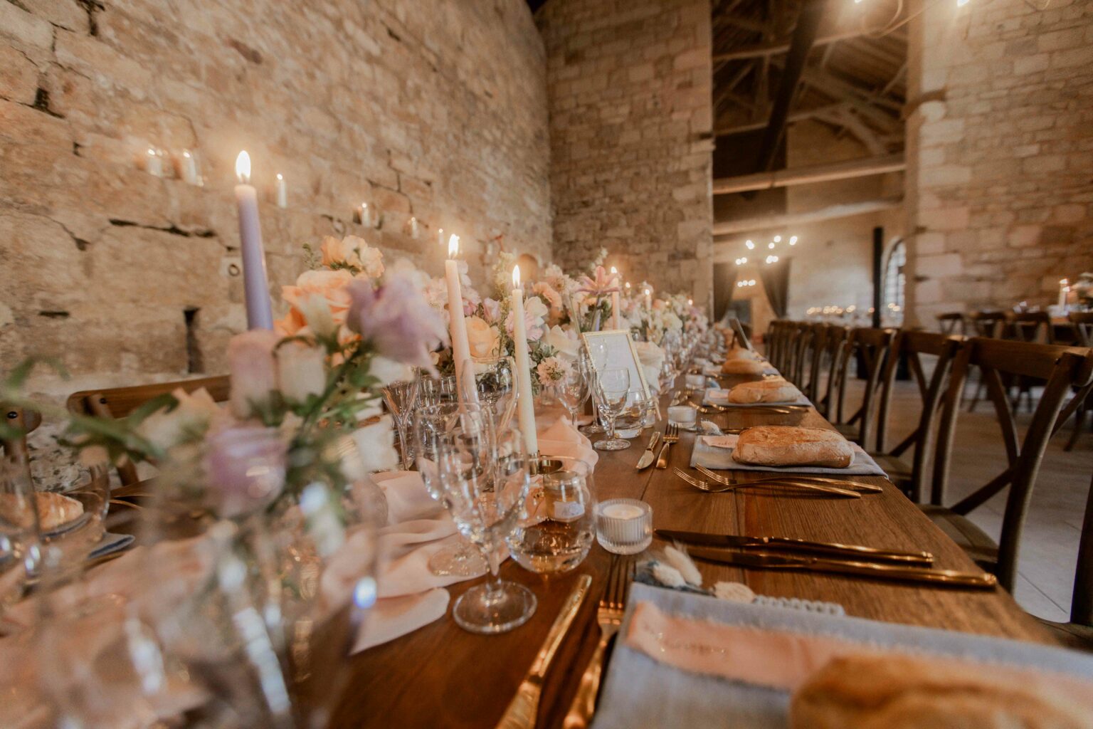 Wedding decoration, decoration de mariage, abbaye du val des choues. Bourgogne Wedding. mariage en bourgogne Photographe professionnel