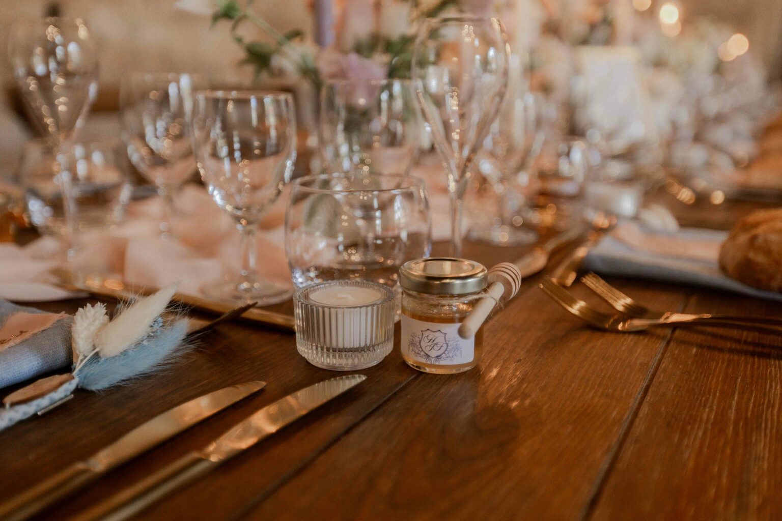 Wedding decoration, decoration de mariage, abbaye du val des choues. Bourgogne Wedding. mariage en bourgogne Photographe professionnel