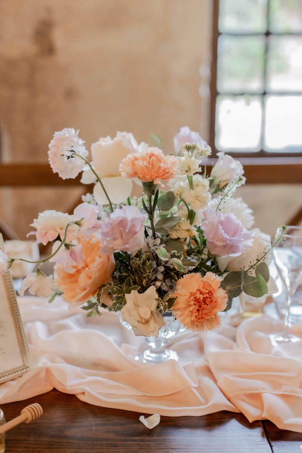 Wedding decoration, decoration de mariage, abbaye du val des choues. Bourgogne Wedding. mariage en bourgogne Photographe professionnel