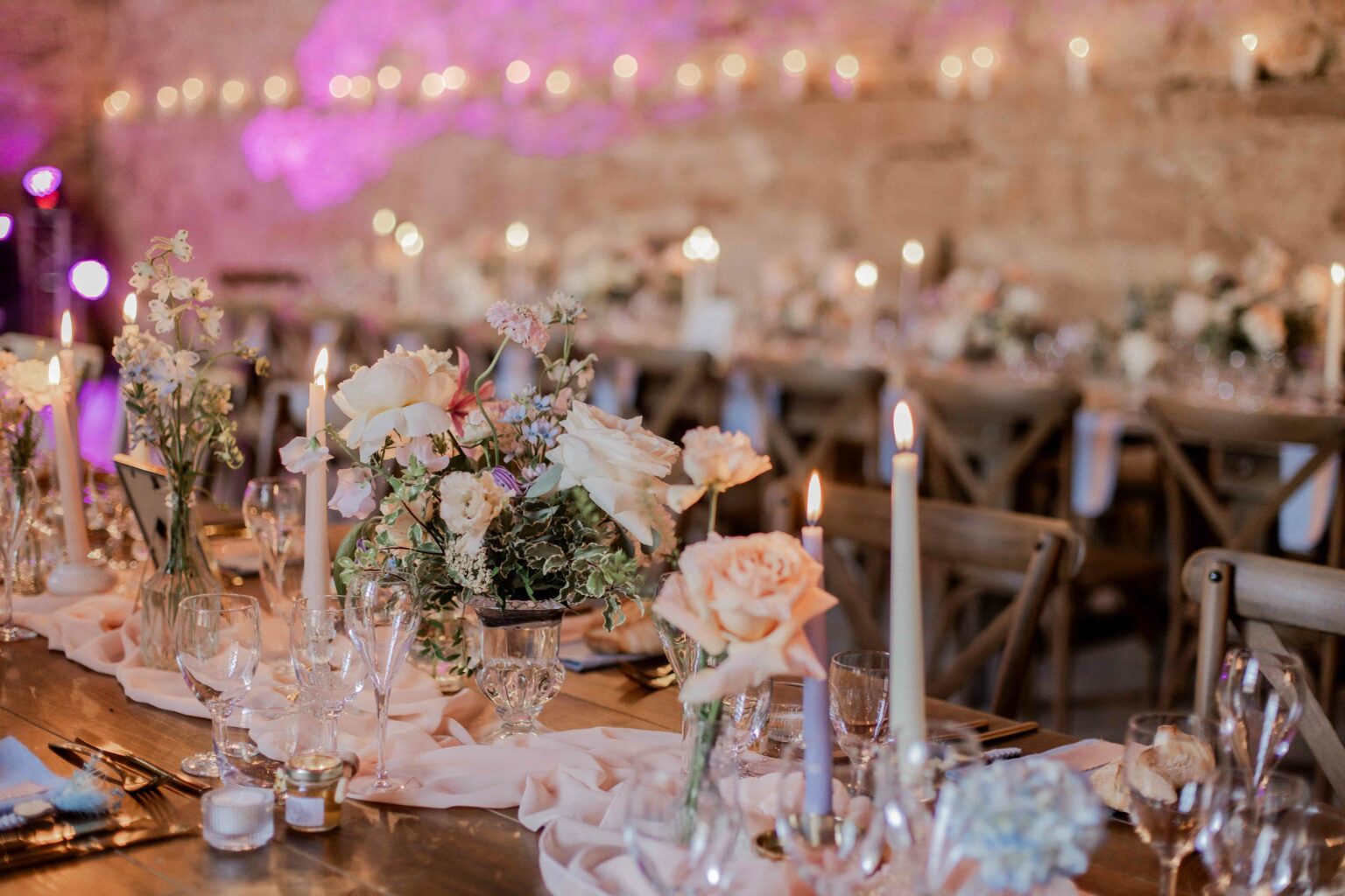Wedding decoration, decoration de mariage, abbaye du val des choues. Bourgogne Wedding. mariage en bourgogne Photographe professionnel